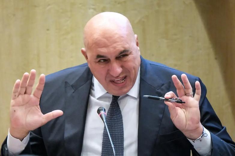 Il ministro Crosetto stia attento alla vendetta dei giudici