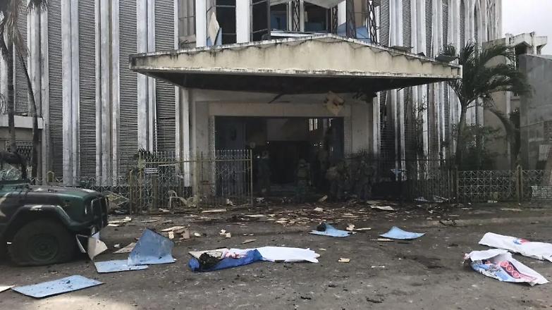 Attentato nelle Filippine, quattro morti durante la celebrazione di una messa cattolica