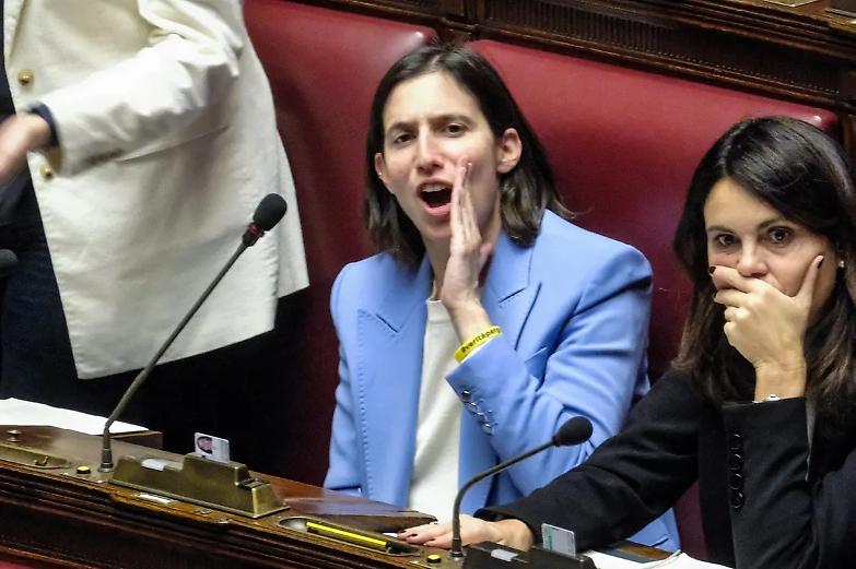 Salario minimo, scontro finale alla Camera. E Conte straccia il testo in aula