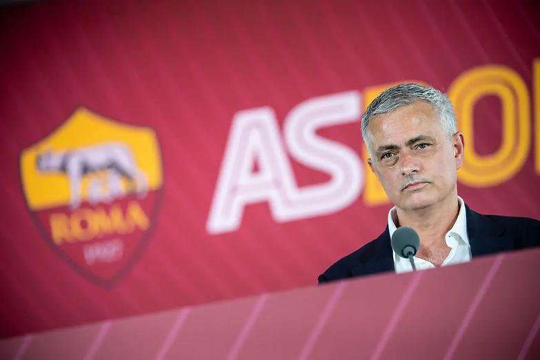 Tutti contro Mourinho, il nemico perfetto del calcio perbenista