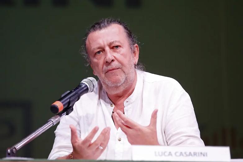 La Verit&agrave; processa Casarini e viola le chat dei deputati