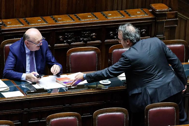 Cop28, &egrave; polemica con Pichetto Fratin: Bonelli gli regala un dizionario di inglese