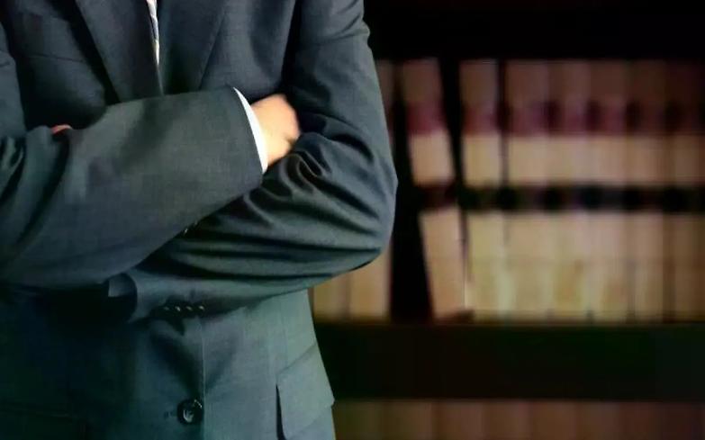 Avvocato e dipendente pubblico insieme, ambivalenza impossibile