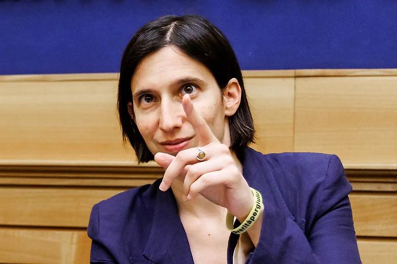 &laquo;Ad Atreju un patetico show&raquo;. Schlein replica alla premier. Pd contro &ldquo;TeleMeloni&rdquo;