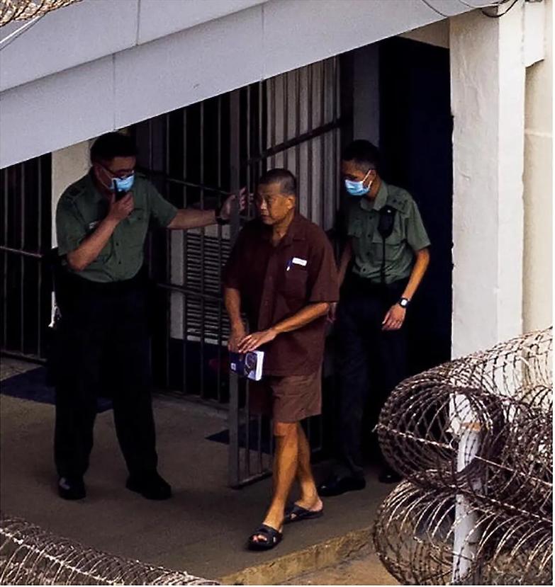 Hong Kong, processo a Jimmy Lai: il tycoon sfida Pechino