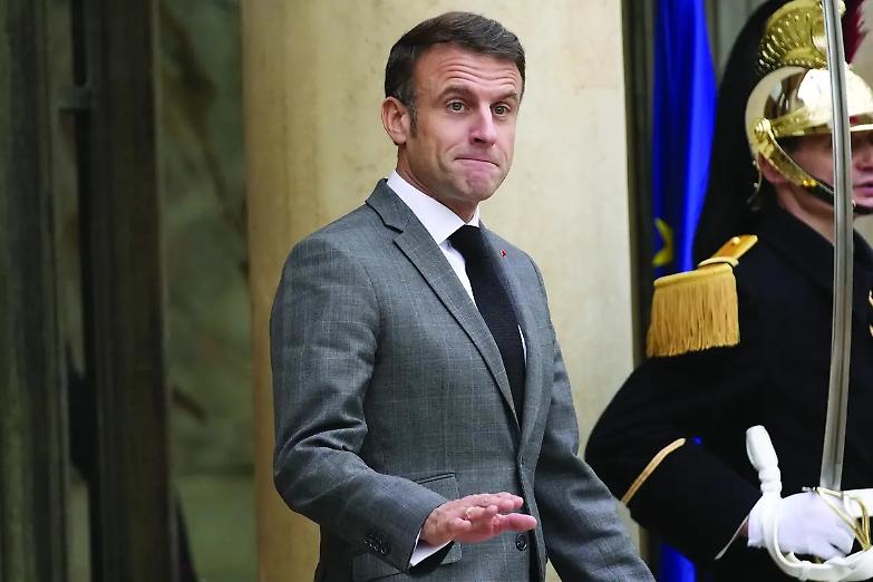 Stretta sui migranti, bufera su Macron per l&rsquo;ok alla legge che piace a Le Pen