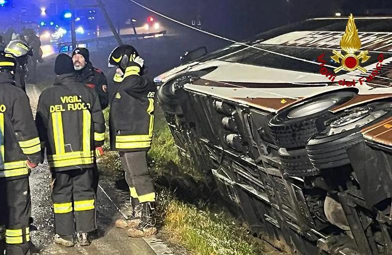 Bus con 79 turisti bosniaci a bordo esce fuori strada e si ribalta: oltre 30 feriti