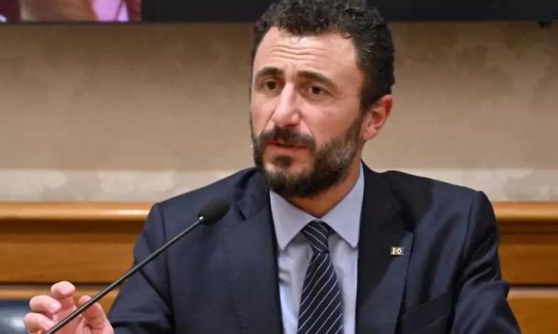 Deputato di FdI ferisce il genero di un agente della scorta di Delmastro