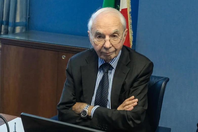 Meloni critica Amato e l&rsquo;ex premier lascia la presidenza della commissione algoritmi
