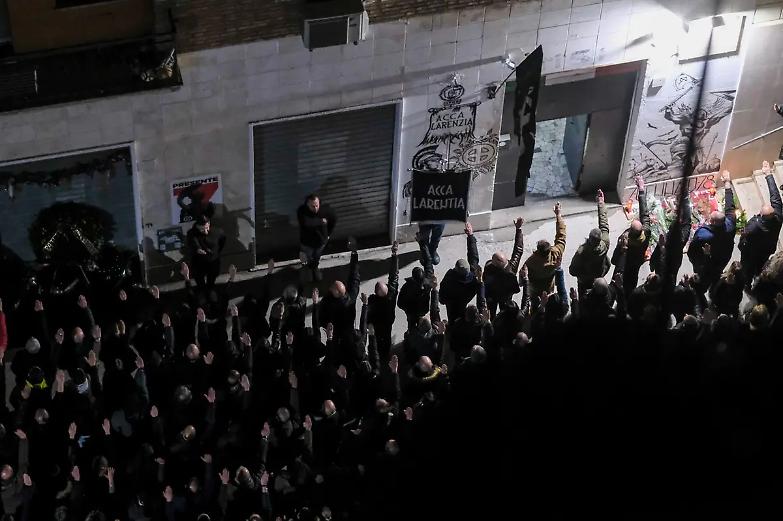 Acca Larentia, saluti romani durante la commemorazione. Renzi e il Pd: &ldquo;Meloni dir&agrave; qualcosa?&rdquo;