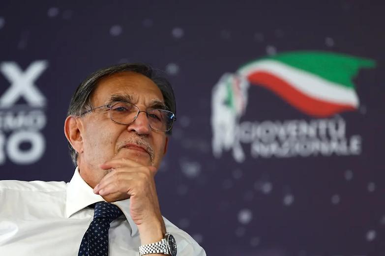 Saluti fascisti? Per La Russa &egrave; solo questione di giurisprudenza