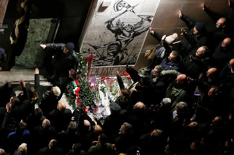 Chi chiede manette per le mani tese di Acca Larenzia vuole lo Stato di polizia