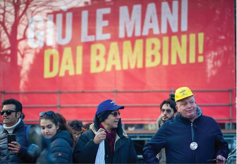Bibbiano, la bimba del caso zero alla maestra: &laquo;D. mi tocca&raquo;