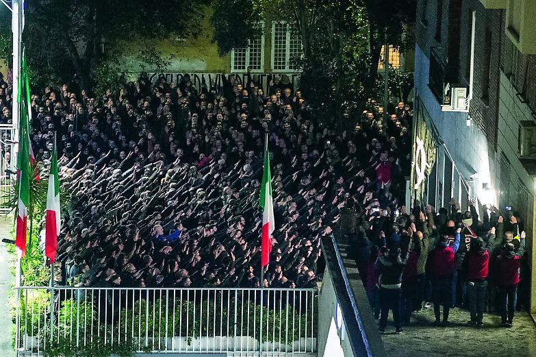 Saluto romano, la Cassazione: &ldquo;Non &egrave; reato se commemorativo&rdquo;. Casapound: &ldquo;Continueremo a farlo&rdquo;