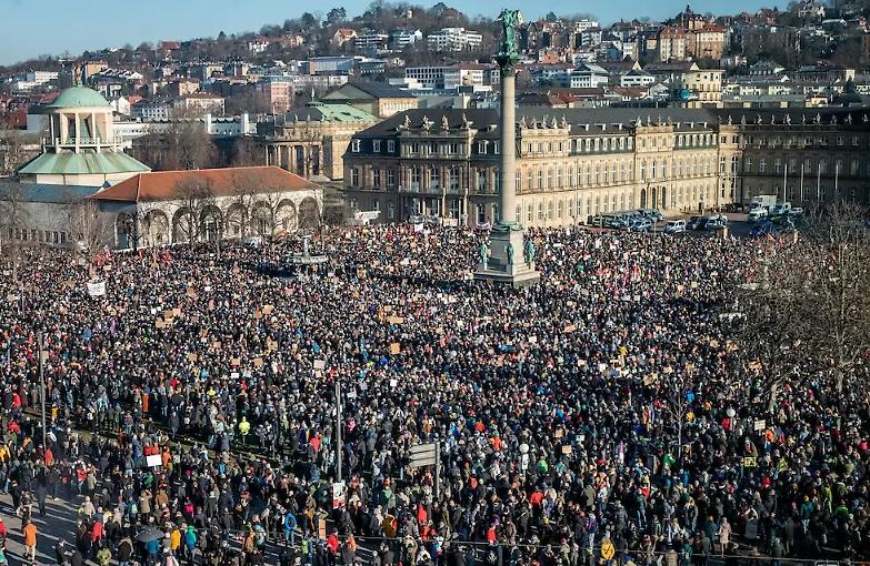 Centomila persone in piazza in Germania contro l&rsquo;estrema destra