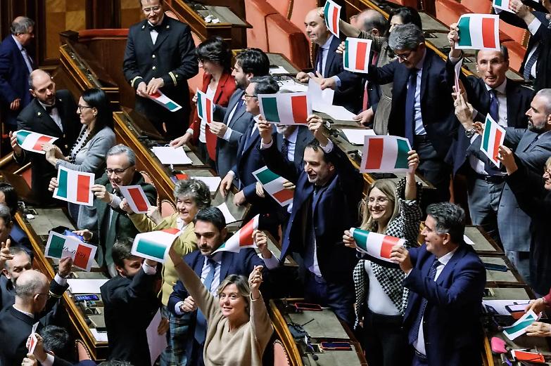 Autonomia, s&igrave; del Senato. E le opposizioni sventolano il tricolore