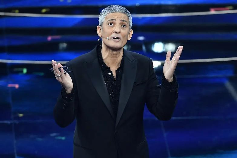 L&rsquo;appello di Fiorello: &laquo;Vogliamo a casa Ilaria Salis. Tajani, muovetevi!&raquo;