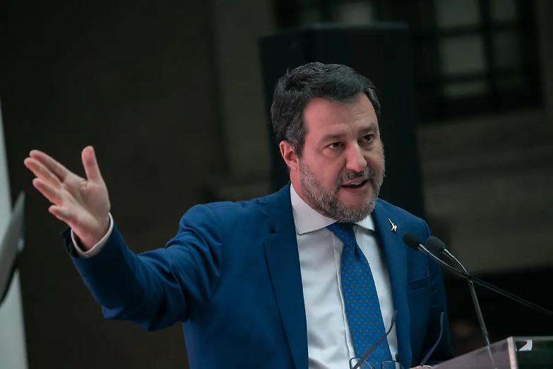L&rsquo;assalto di Salvini a Salis e i distinguo (isolati) di Ostellari