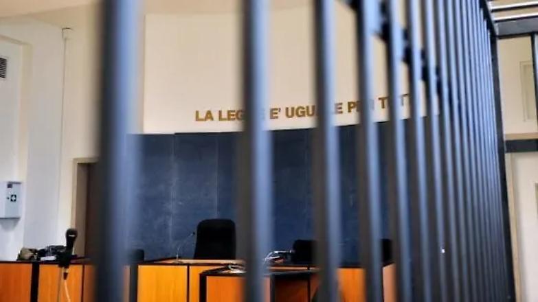 Cos&igrave; le manette ai polsi condizionano il giudizio (negativo) sull&rsquo;imputato