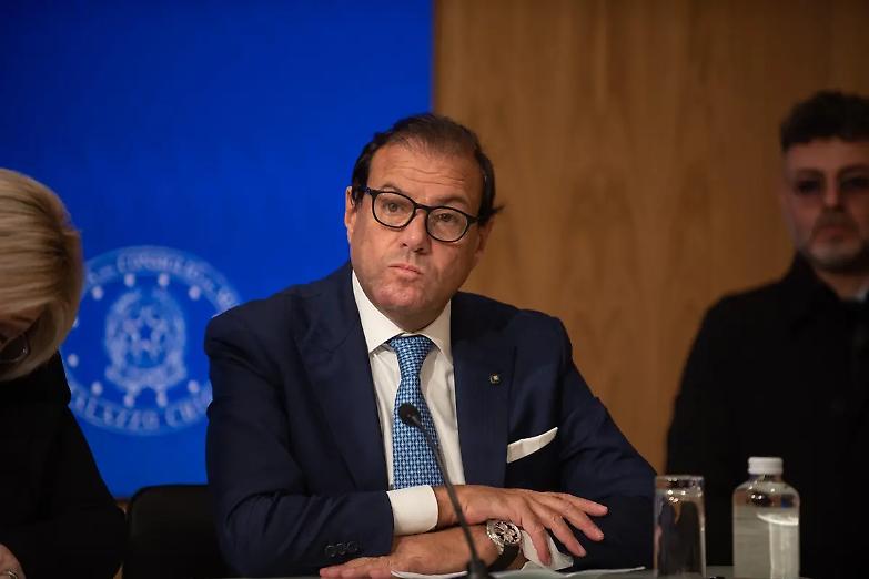 Contribuente povero? Vediamo che vita fai sui social: l&rsquo;idea per spiare i furbetti