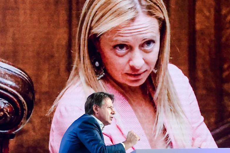 Fratelli d&rsquo;Italia presenta il conto al M5S: un dossier di indagati su cui Conte ha chiuso un occhio