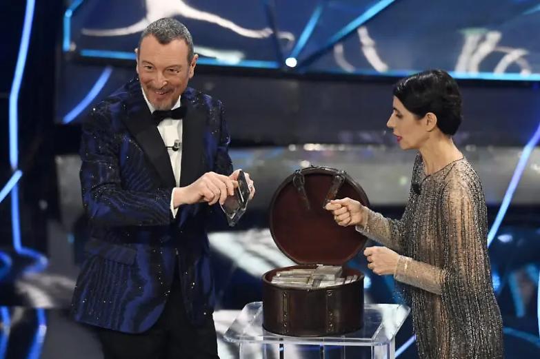 Sanremo 2024, share al 60,1%, in calo rispetto alla prima. Polemiche sulle scarpe di Travolta