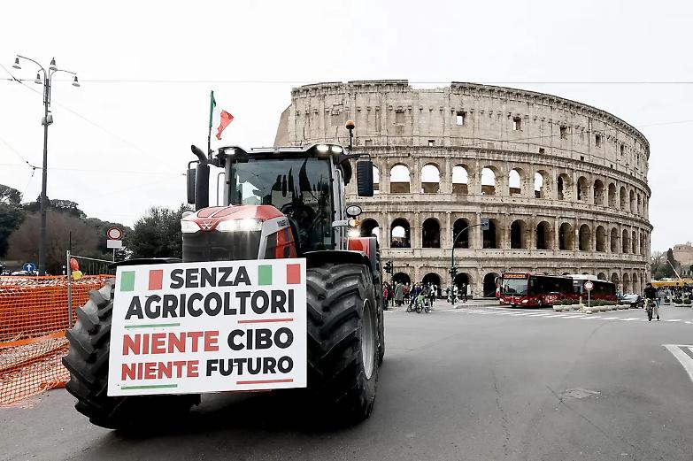 Meloni agli agricoltori: &ldquo;Vi abbiamo sempre difeso dai diktat Ue&rdquo;. Via l&rsquo;Irpef sotto i 10mila euro