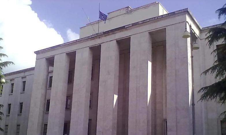 Se un giudice del tribunale di Ascoli sfratta il tribunale di Ascoli...