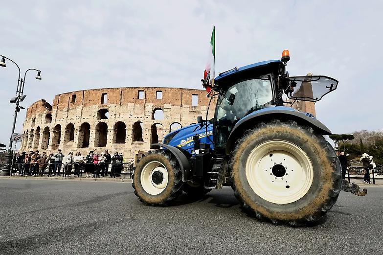 Amadeus legge sul palco dell&rsquo;Ariston il comunicato degli agricoltori: &laquo;Mercato drogato dalle speculazioni&raquo;