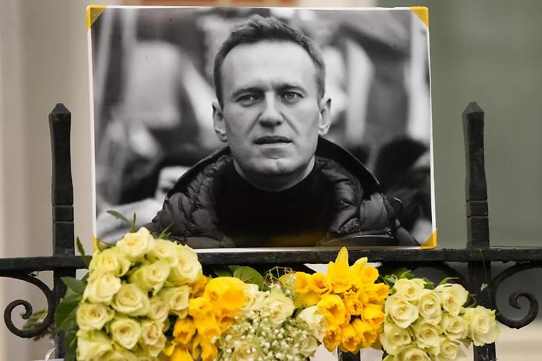 Navalny, convulsioni prima della sua morte. E lividi sul petto