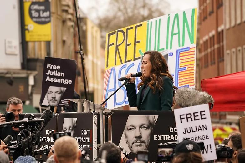 Assange assente in aula: &ldquo;Sta poco bene&rdquo;. Il suo destino &egrave; nelle mani dei giudici