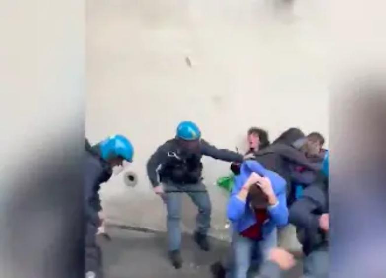 Cariche a Firenze e Pisa ai cortei pro Palestina. Conte e Schlein: &laquo;Basta manganellate&raquo;