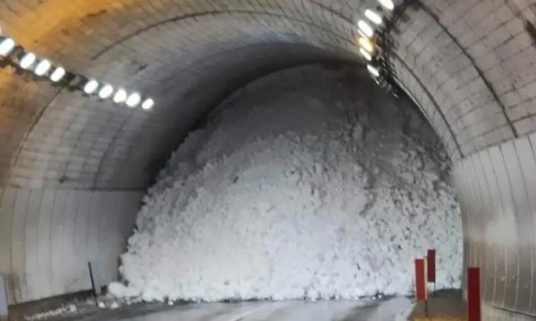 Valanghe in Valle d&rsquo;Aosta, Gressoney isolata: la neve blocca una galleria