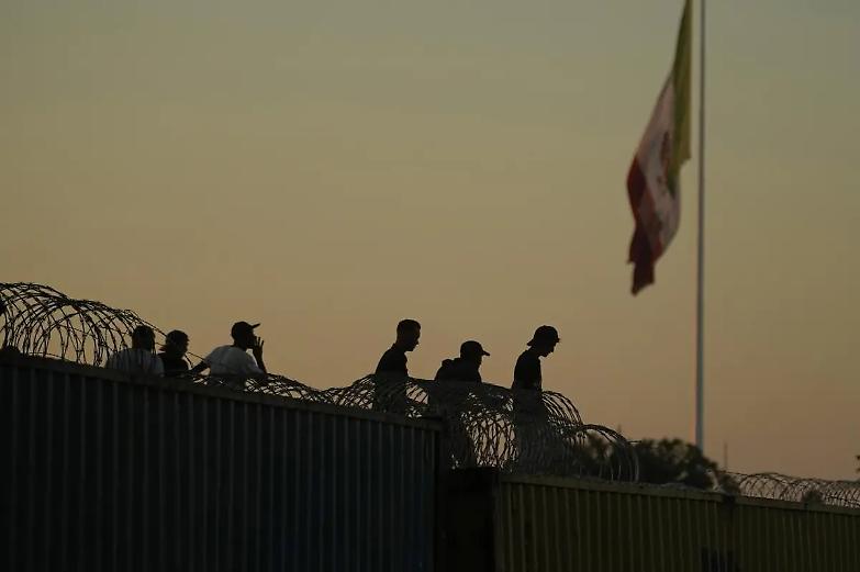 La Corte Suprema blocca legge del Texas che consente alla polizia di arrestare i migranti