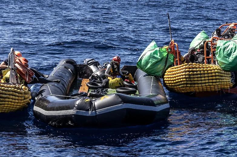 Soccorso un gommone alla deriva: &ldquo;Almeno 60 migranti morti di fame e sete&rdquo;