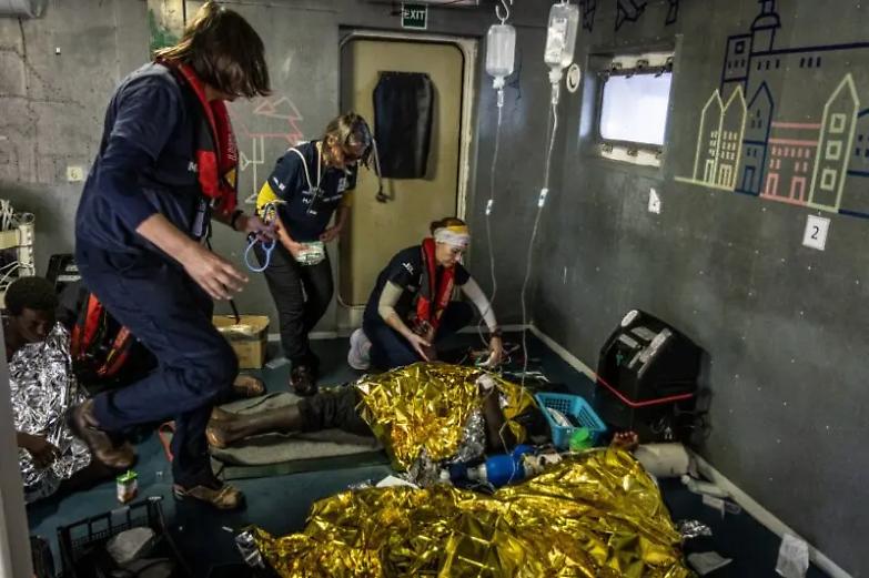 Naufragio di migranti nel Mar Mediterraneo, 50 morti. Ocean Viking salva 25 persone &ndash; FOTO