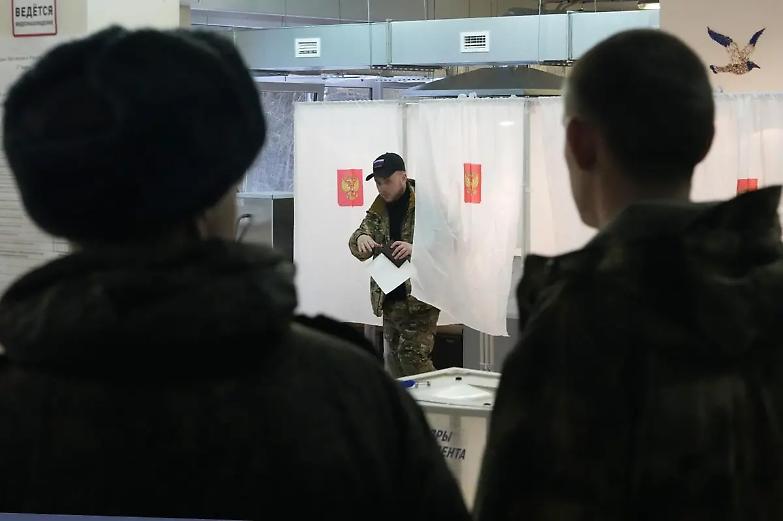 Russia al voto, &ldquo;attacco ucraino sui seggi a Kherson&rdquo;. Arrestata una donna che ha versato inchiostro verde nell&rsquo;urna