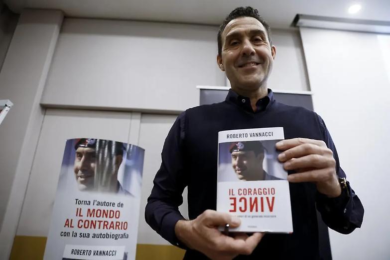 Feltrinelli &ldquo;nasconde&rdquo; il libro di Vannacci. Lui: &ldquo;Censura morale&rdquo;