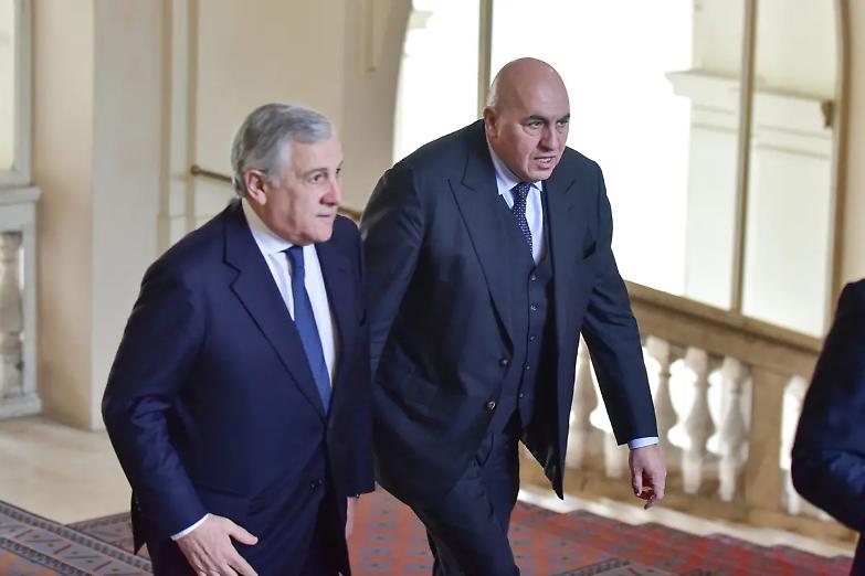 &laquo;Truppe a Kiev? Mai: non siamo in guerra&raquo;. Tajani e Crosetto fermano l&rsquo;onda Macron