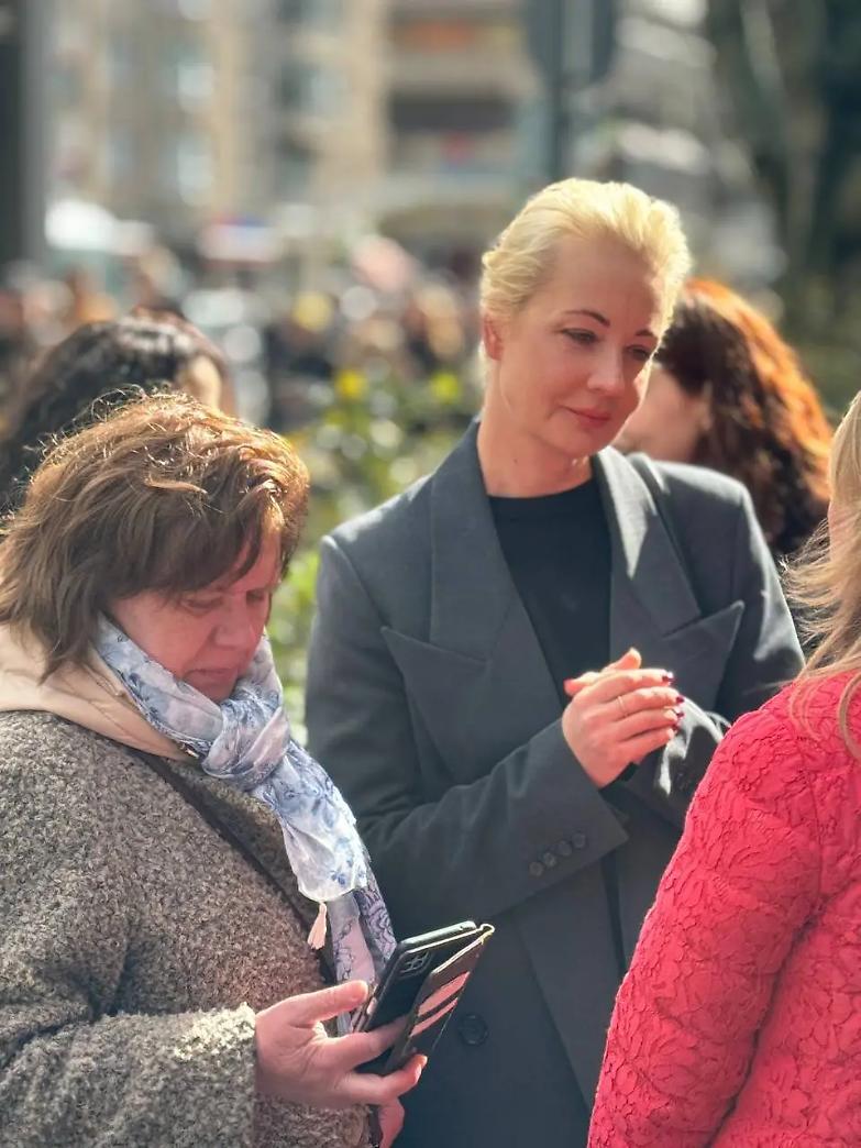 Affluenza record dopo l&rsquo;appello di Navalnaya. Code e arresti nel &ldquo;Mezzogiorno contro Putin&rdquo;