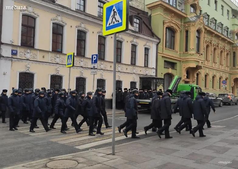 &ldquo;Mezzogiorno contro Putin&rdquo;, code ai seggi sotto gli occhi della polizia