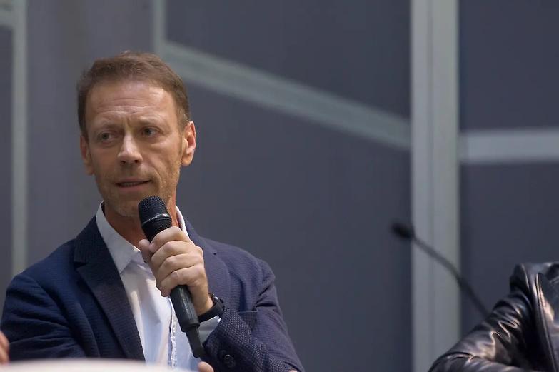 &ldquo;Molestata dopo l&rsquo;intervista&rdquo;. Una giornalista denuncia Rocco Siffredi