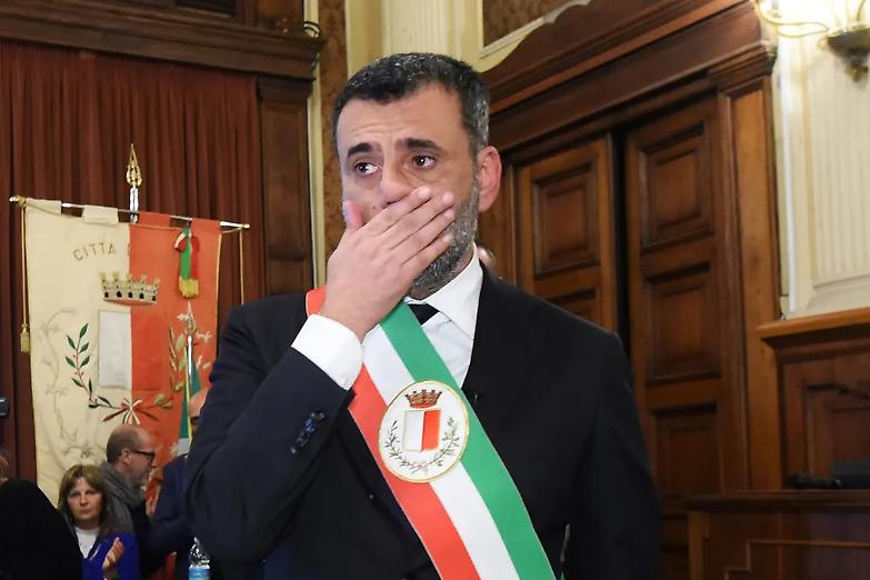 Decaro in lacrime: &laquo;Io non ho paura, Bari non &egrave; mafia&raquo;