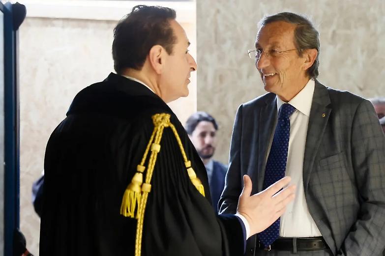 Il leader ineccepibile diventato fallibile: &egrave; solo fuori dai Palazzi che Fini &egrave; inciampato