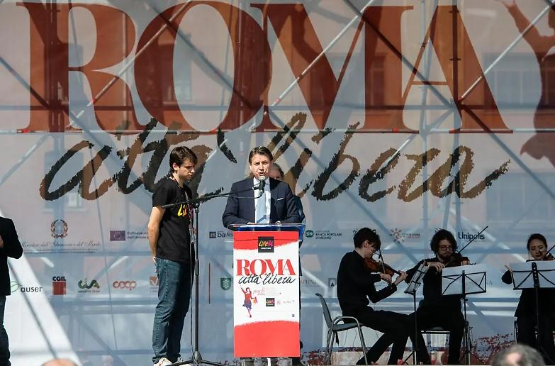 Decaro sfila con don Ciotti e Conte si unisce: &laquo;Dalla destra attacco politico&raquo;