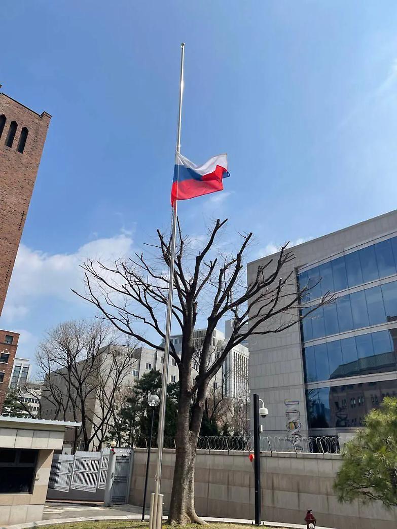 Russia, il giorno del lutto. E su Kiev piovono missili