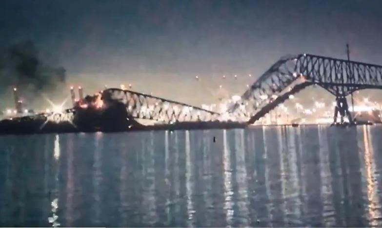 Crolla la sezione di uno dei principali ponti di Baltimora: si temono vittime