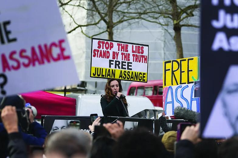 Assange non sar&agrave; estradato, per ora: i giudici inglesi chiedono garanzie agli Usa