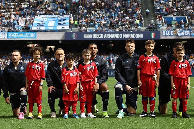 &ldquo;No al razzismo&rdquo;: i calciatori del Napoli in ginocchio prima della partita
