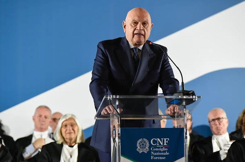 Nordio: &laquo;Se cambiamo la Costituzione, ci mettiamo anche gli avvocati&raquo;